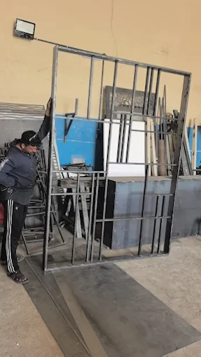 تصنيع إطار شبك حديد داخل الورشة